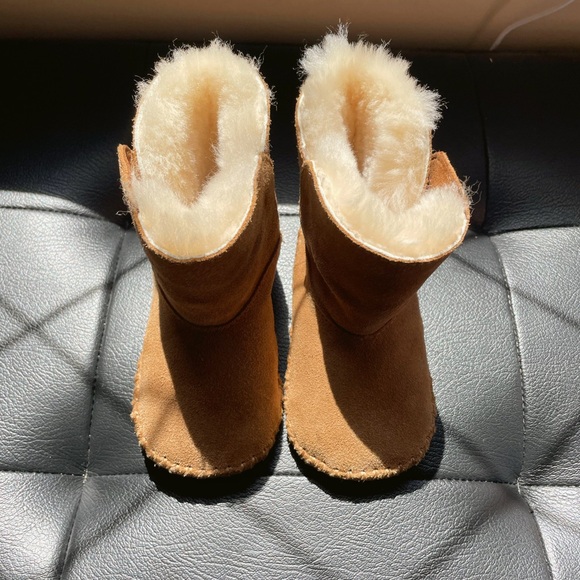 Infants Classic Suede Ugg - Picture 4 of 7